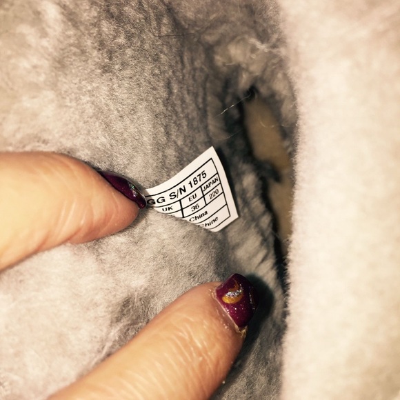 Ugg Mongolian sheep boots authentic 
Brand new in box
Size 5 
Gray - Picture 5 of 6